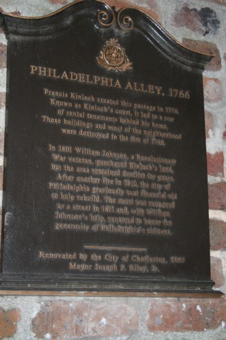 Lookie-Philadelphia Alley. We looked for a cache down here, but could not find it. 